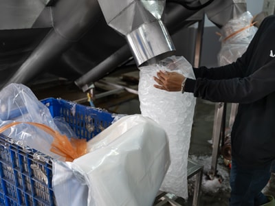 Pabrik Es Tube 90 Ton dengan Sistem Pendingin Ammonia di Indonesia