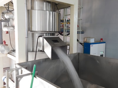 Pabrik Es Tube 90 Ton dengan Sistem Pendingin Ammonia di Indonesia